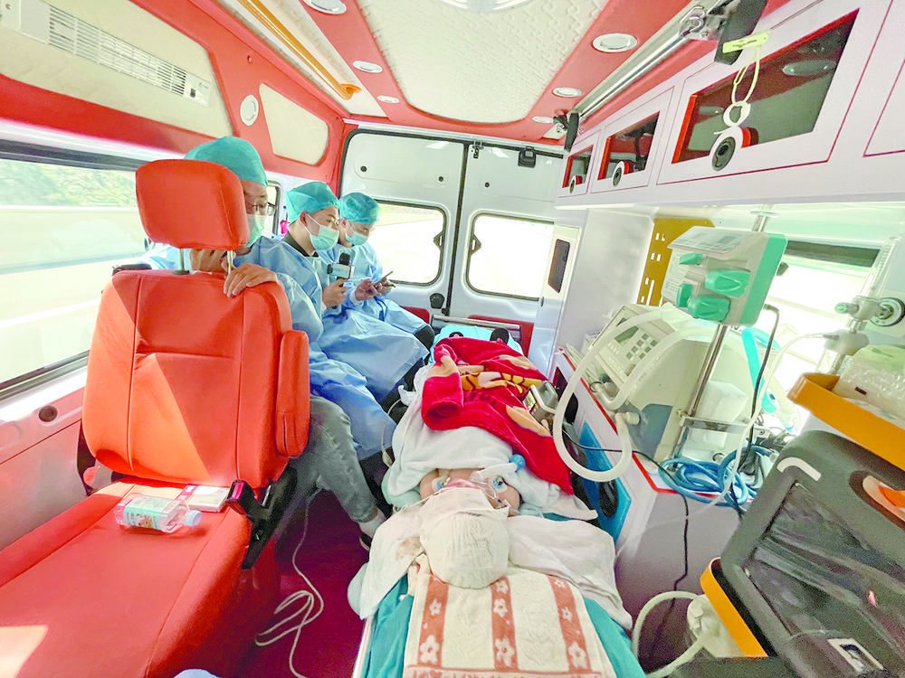 载着晨晨的救护车一路疾驰.图片由《南昌晚报》提供