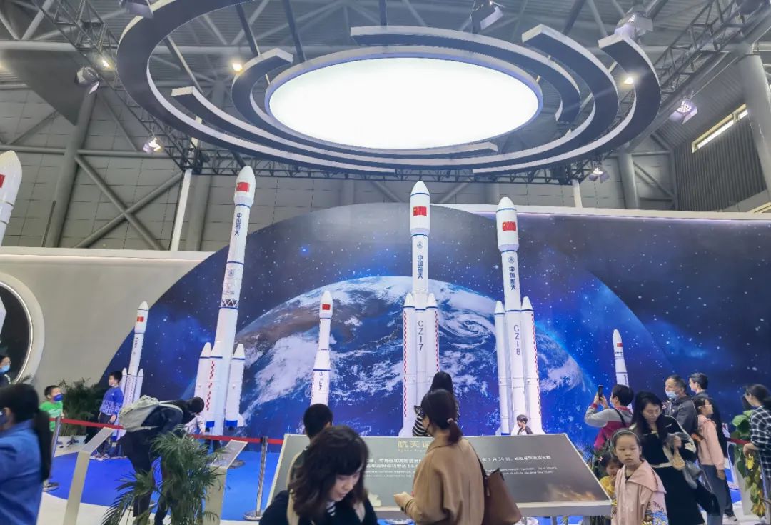 “五一”期间，“中国航天日”航天展吸引众多市民游客前往打卡。（资料图）