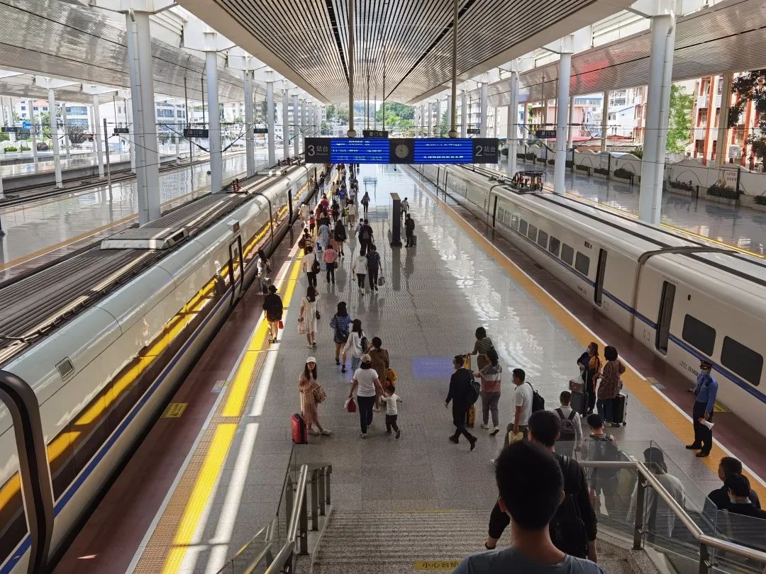 站台内游客人来人往,厦门火车站供图