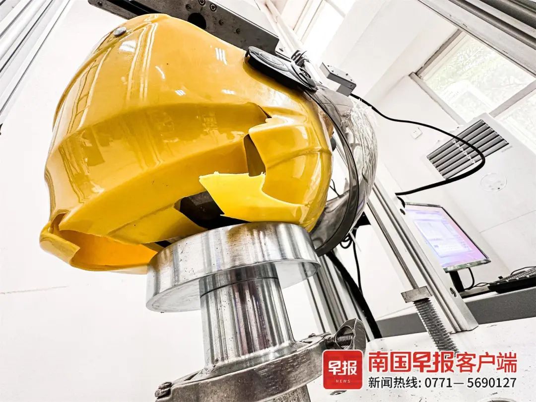 头盔撞击试验中,测试人员在市场上用十几元购买的非国标头盔直接