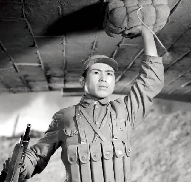 电影《董存瑞》剧照.资料图片