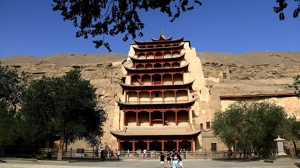 游客在莫高窟景区游览.人民视觉 资料图