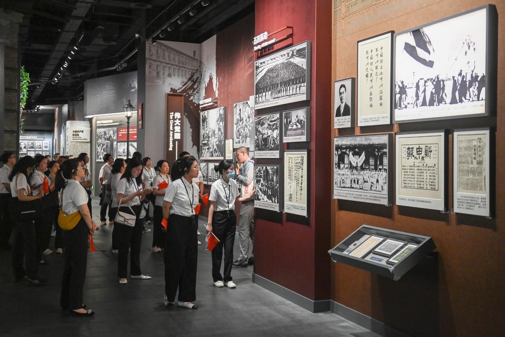 6月30日,游客在南湖革命纪念馆参观.新华社记者 黄宗治 摄