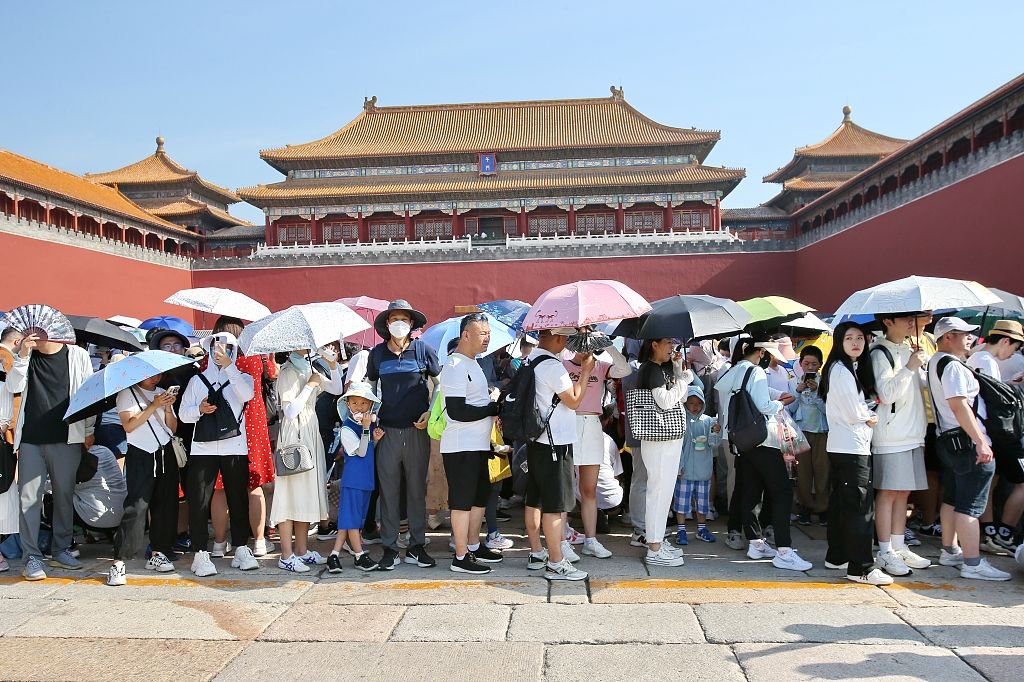 2023年7月1日,北京故宫博物院游人如织,游客冒酷暑游览.视觉中国 图
