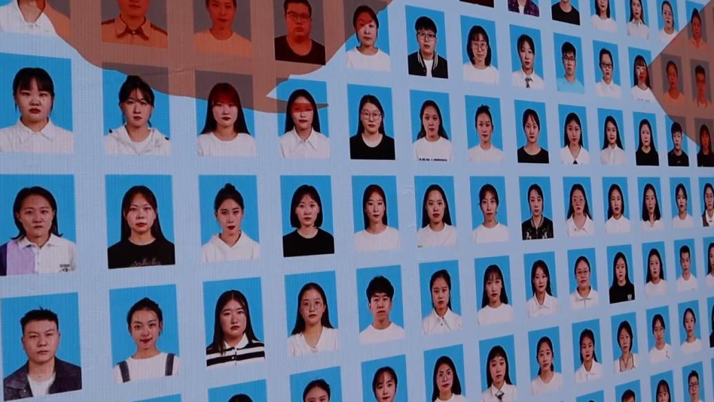 高校将4610名毕业生的照片做成"照片墙"送别学生