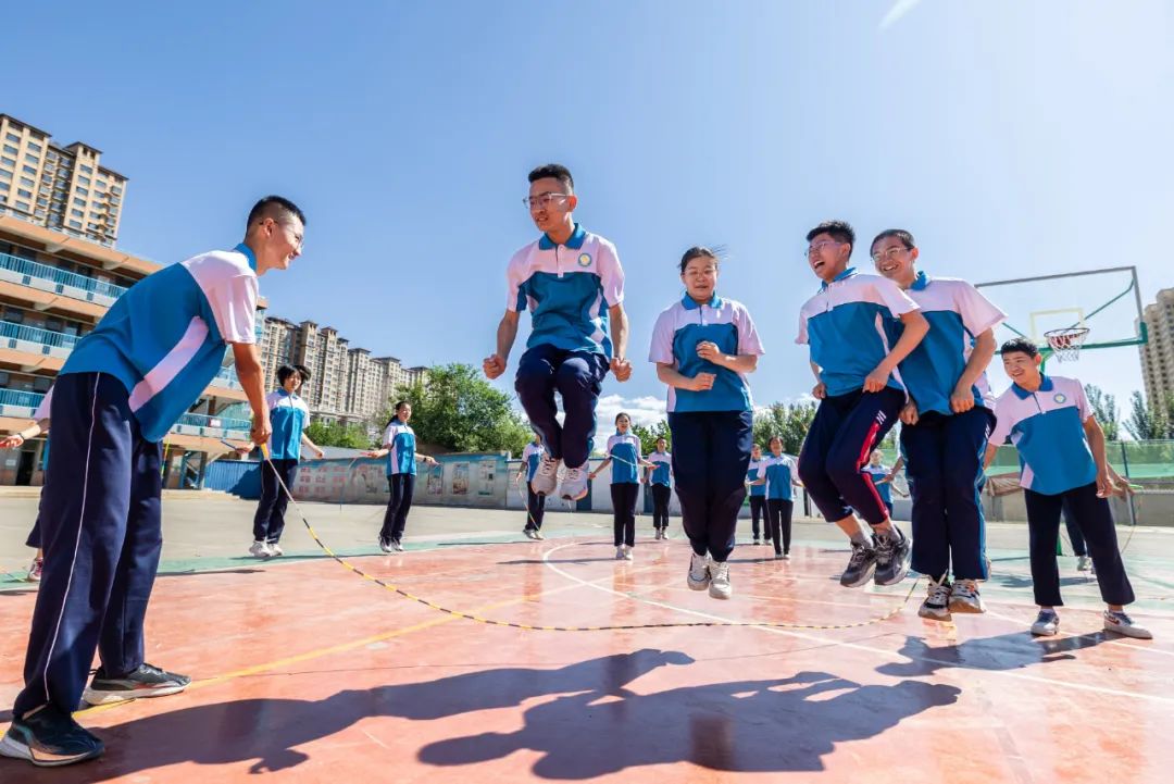 &nbsp;学生在体育课上进行跳绳游戏.通讯员 丁根厚 摄
