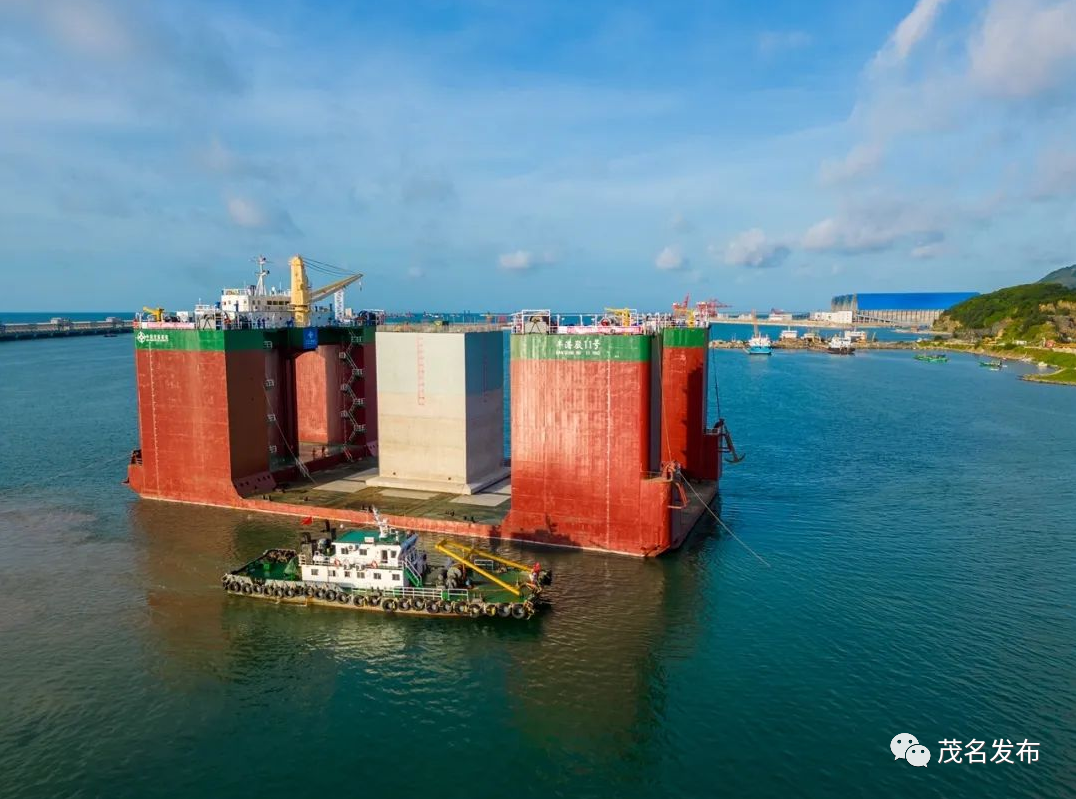 茂名港博贺新港区30万吨级原油码头工程首个沉箱成功出运安装.