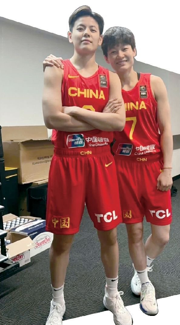 妹妹杨舒予（左）与姐姐杨力维一同出战亚洲杯