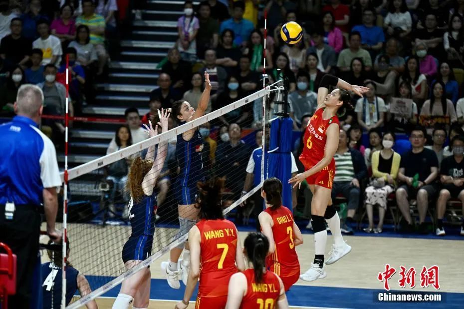 资料图:图为中国女排龚翔宇跃起扣球.中新社记者李志华摄