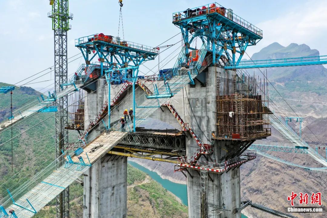 正在修建中的贵州纳(纳雍)晴(晴隆)高速公路重点控制性工程牂牁江大桥