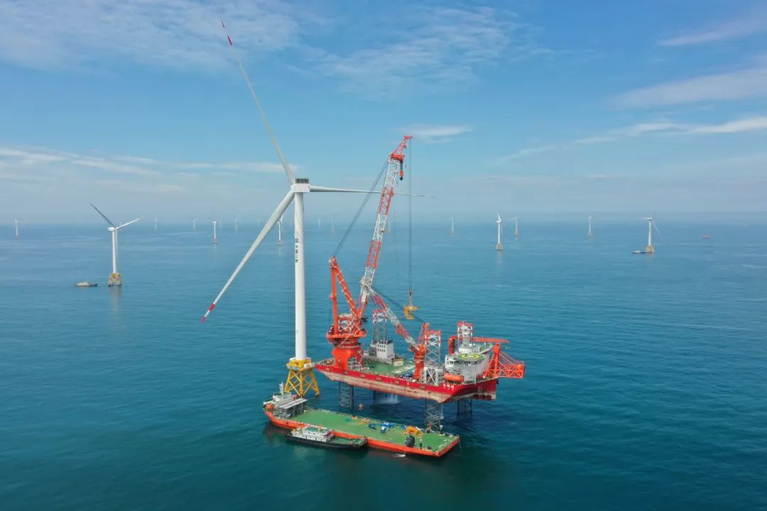 图为全球首台16兆瓦海上风电机组吊装现场。新华社记者 林善传 摄
