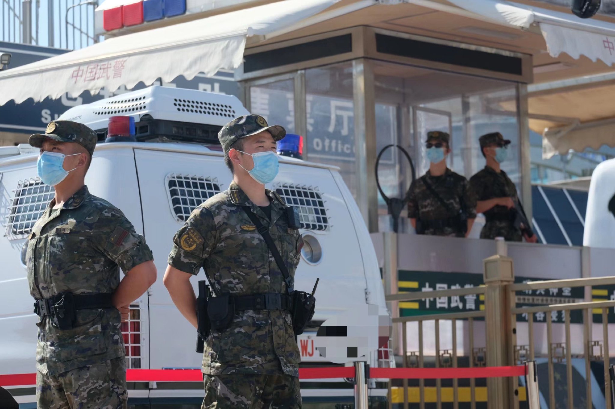 北京站前广场,武警北京总队执勤第二支队排长马苗芳和他的战友们正在