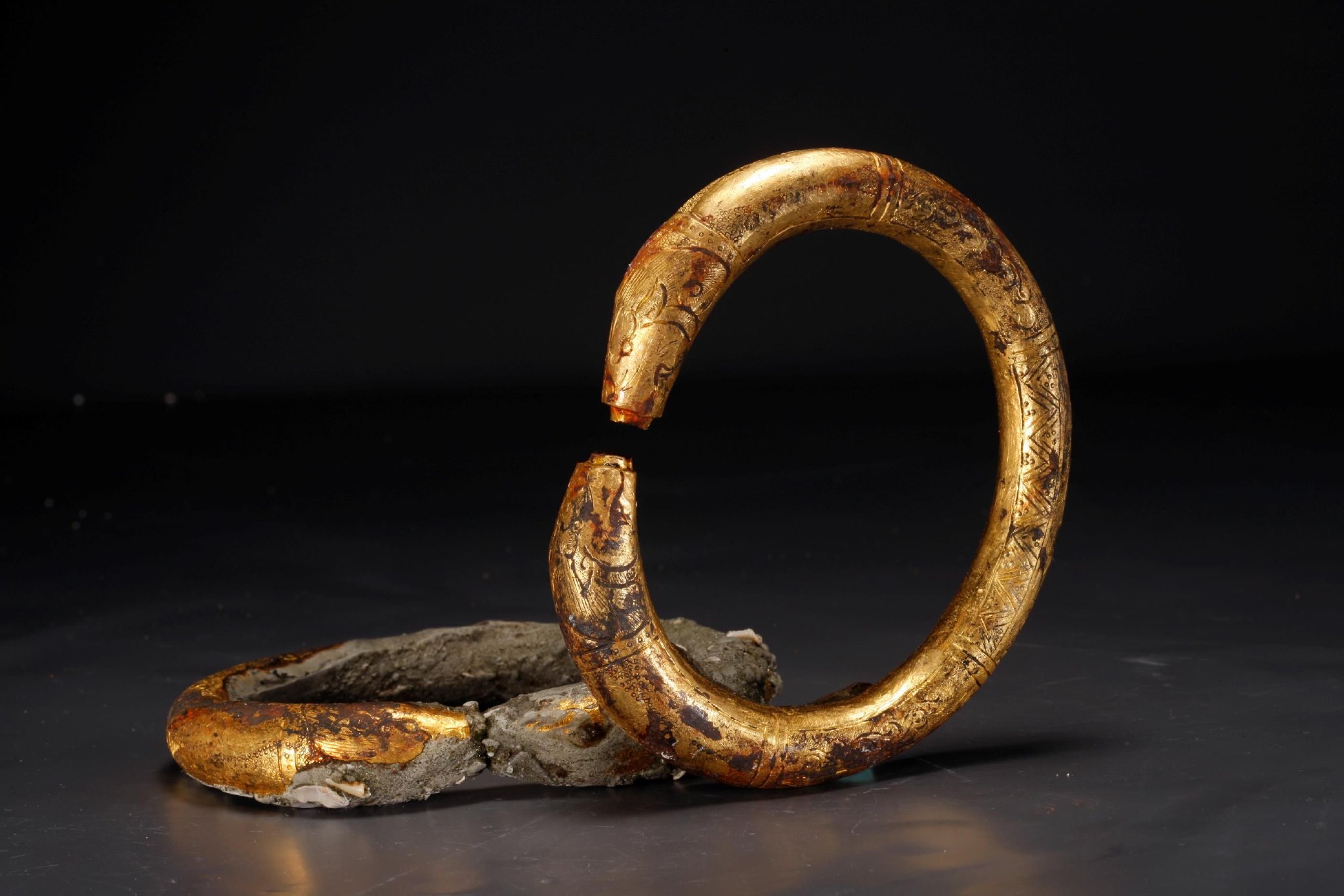 宋金虬龙纹环纹饰精美的海螺杯原材料是我国南海的夜光蝾螺~△宋