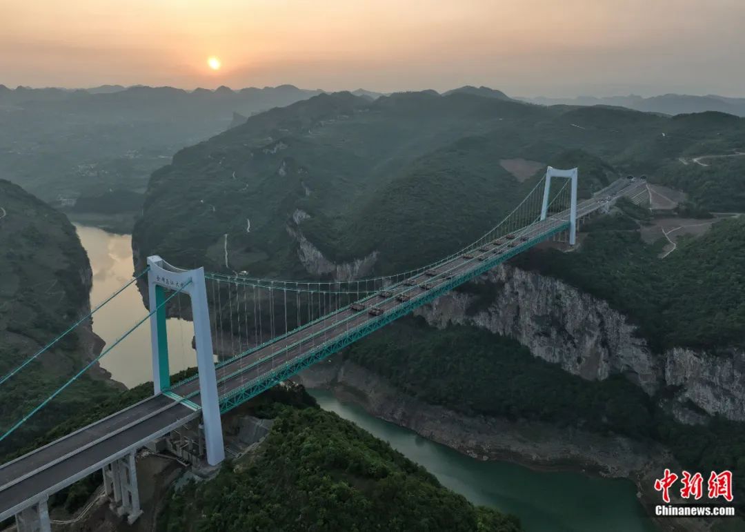 航拍贵州金烽乌江大桥进行1680吨荷载试验瞿宏伦 摄