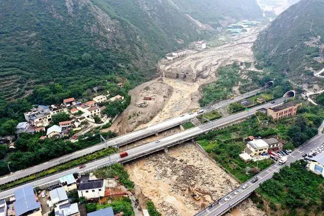汛期安全再提示！遭遇山体滑坡、泥石流时如何避险自救|西南地区|降雨|灾害|暴雨|西藏_新浪新闻