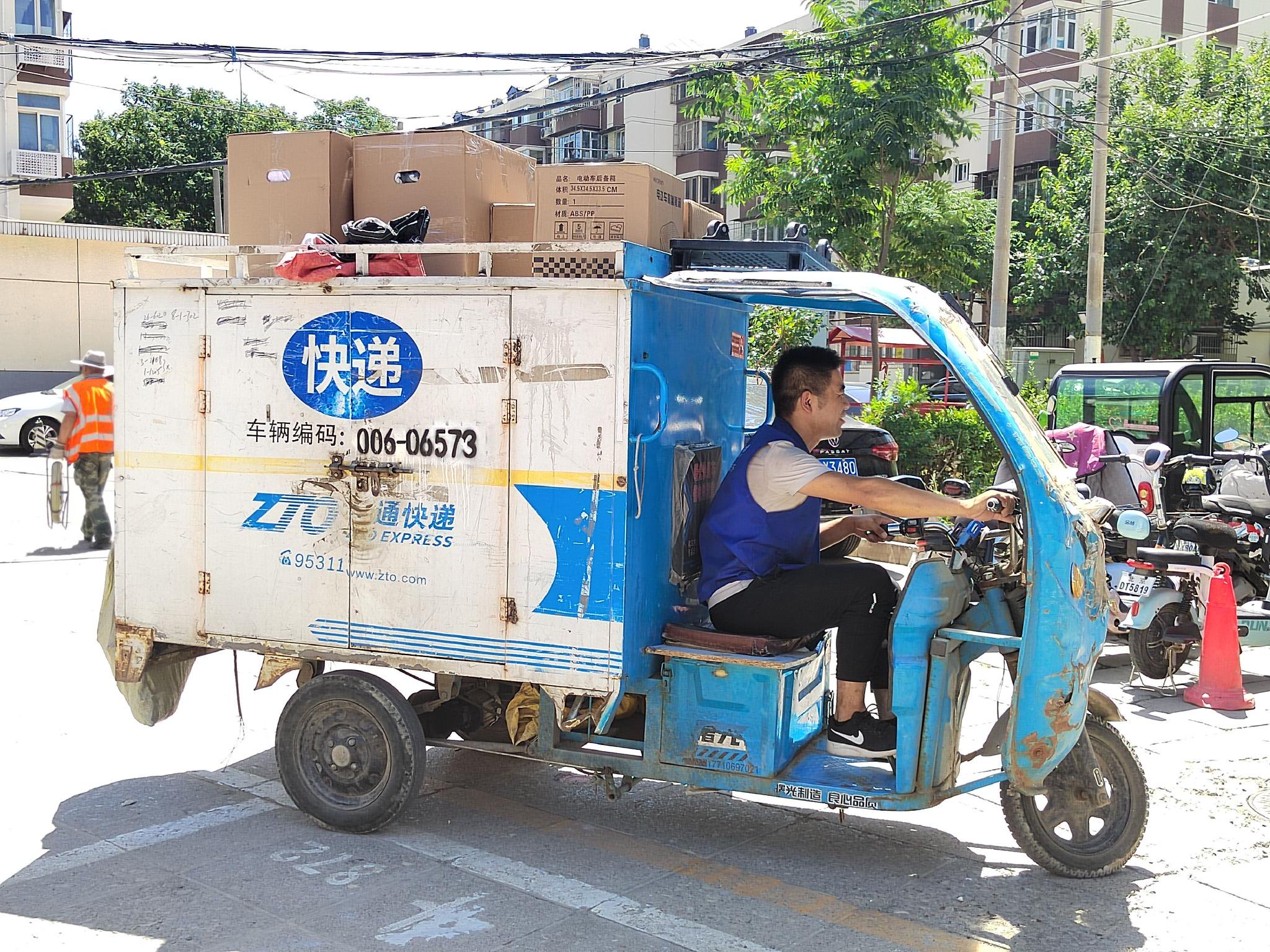 快递员陈盟正在派送快递.新京报记者 熊丽欣 实习生 杨梦梦 摄