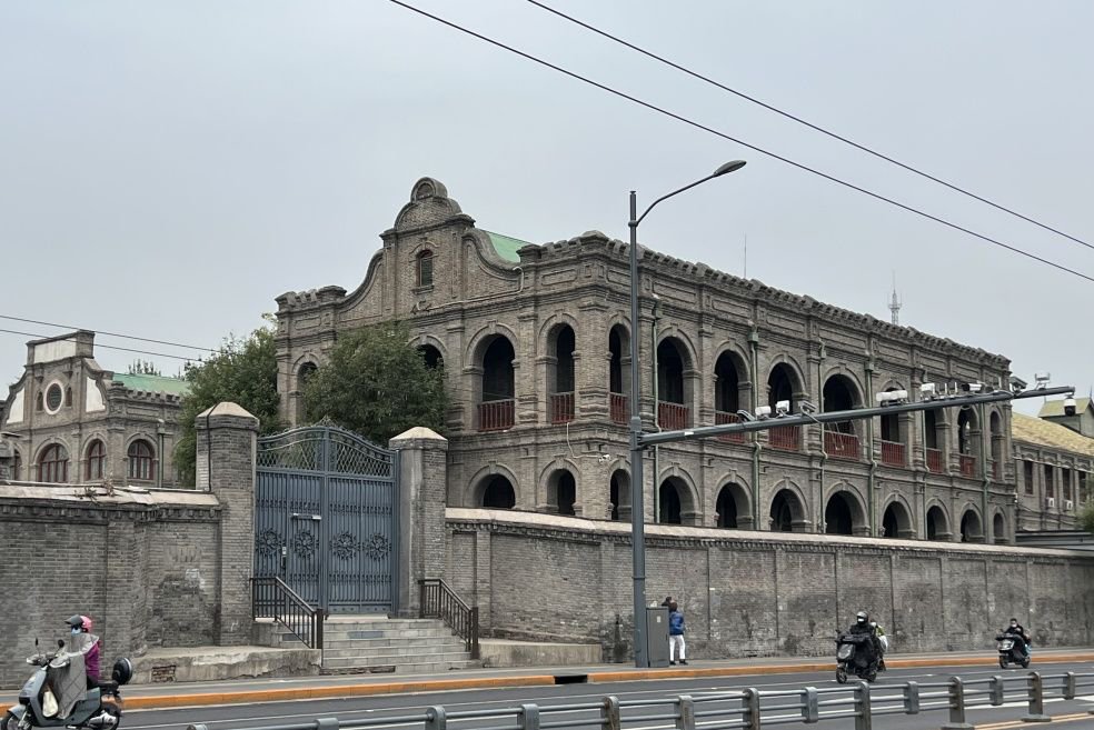 (摄影/申玉彪)清海军部旧址位于张自忠路3号院东侧,共有主楼,东西配楼