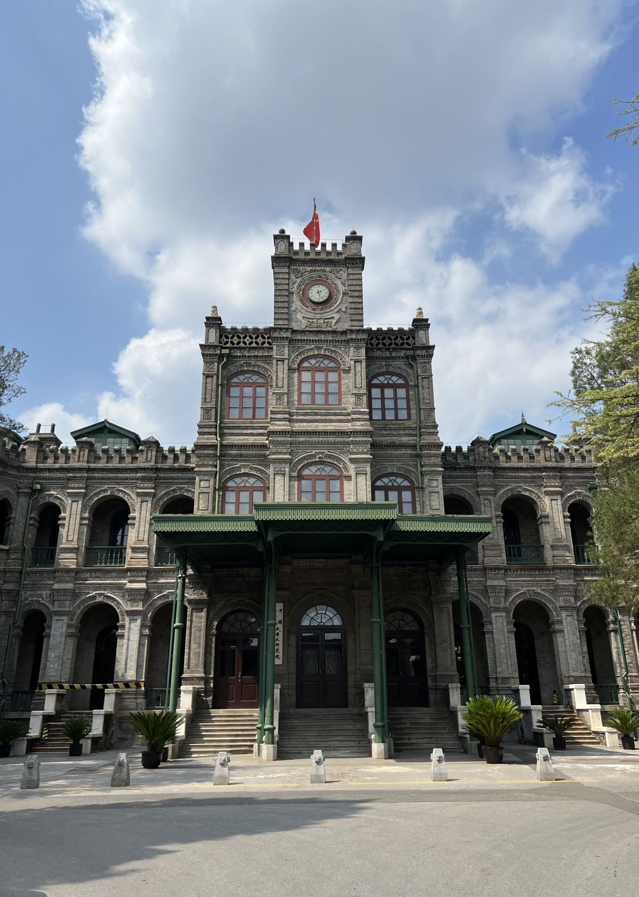 最后进入铁狮子胡同(今张自忠路)东口,在段祺瑞执政府门前广场请愿