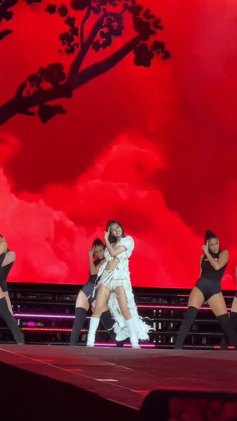 Jennie昨晚音乐节唱歌时哭了,是想到了什么事情吧……|Jennie_新浪新闻