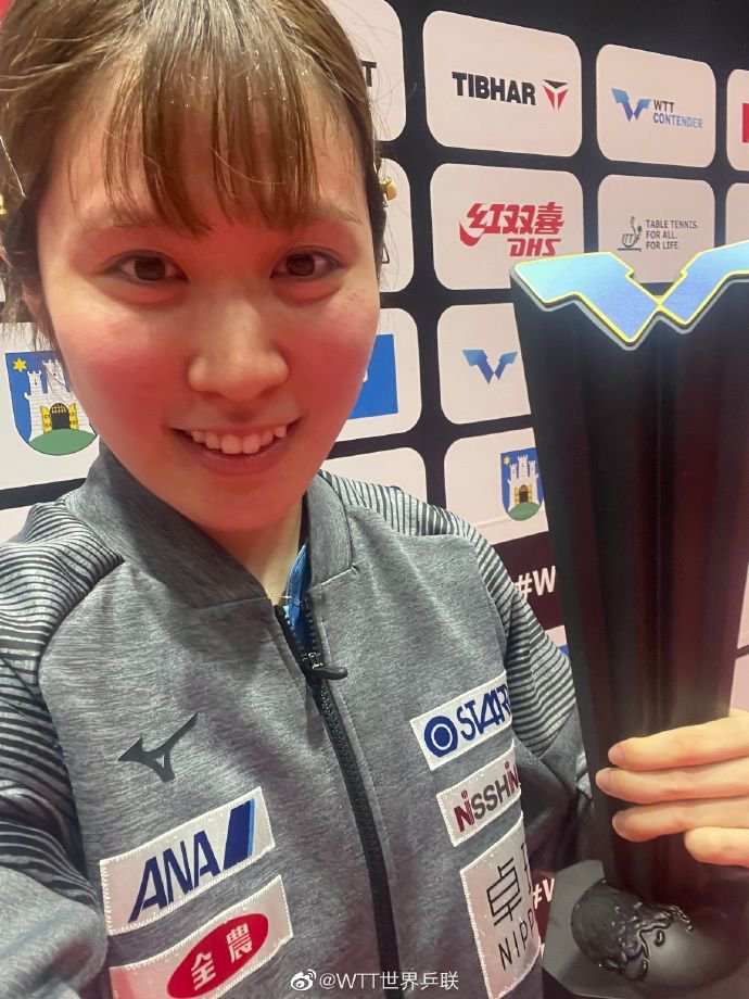 平野美宇夺冠后自拍.