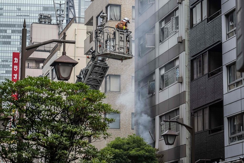 当地时间2023年7月3日,日本东京,消防员抵达爆炸现场,进行灭火工作.