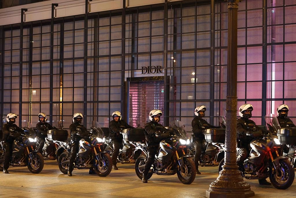 7月1日晚，法国巴黎，警方在香榭丽舍大街上巡逻。当日，抗议者走上街头，在这条游客常去的标志性街道上与警察发生冲突，