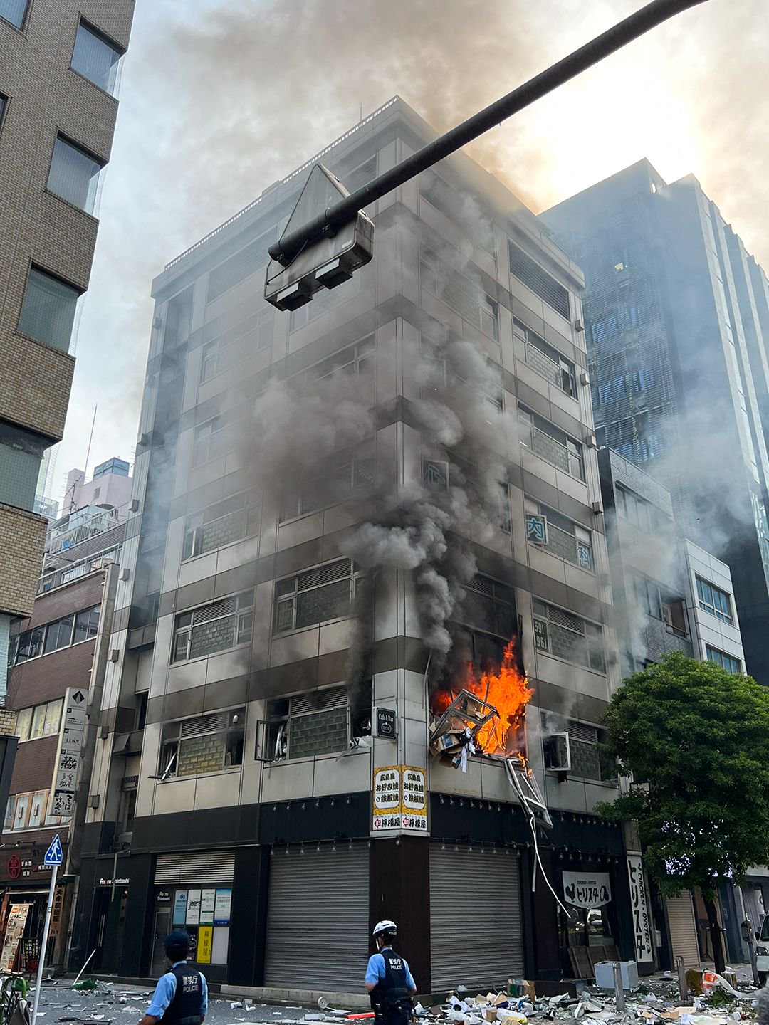 直击|东京市中心一大楼爆炸至少4人受伤,碎玻璃散落一地|爆炸_新浪