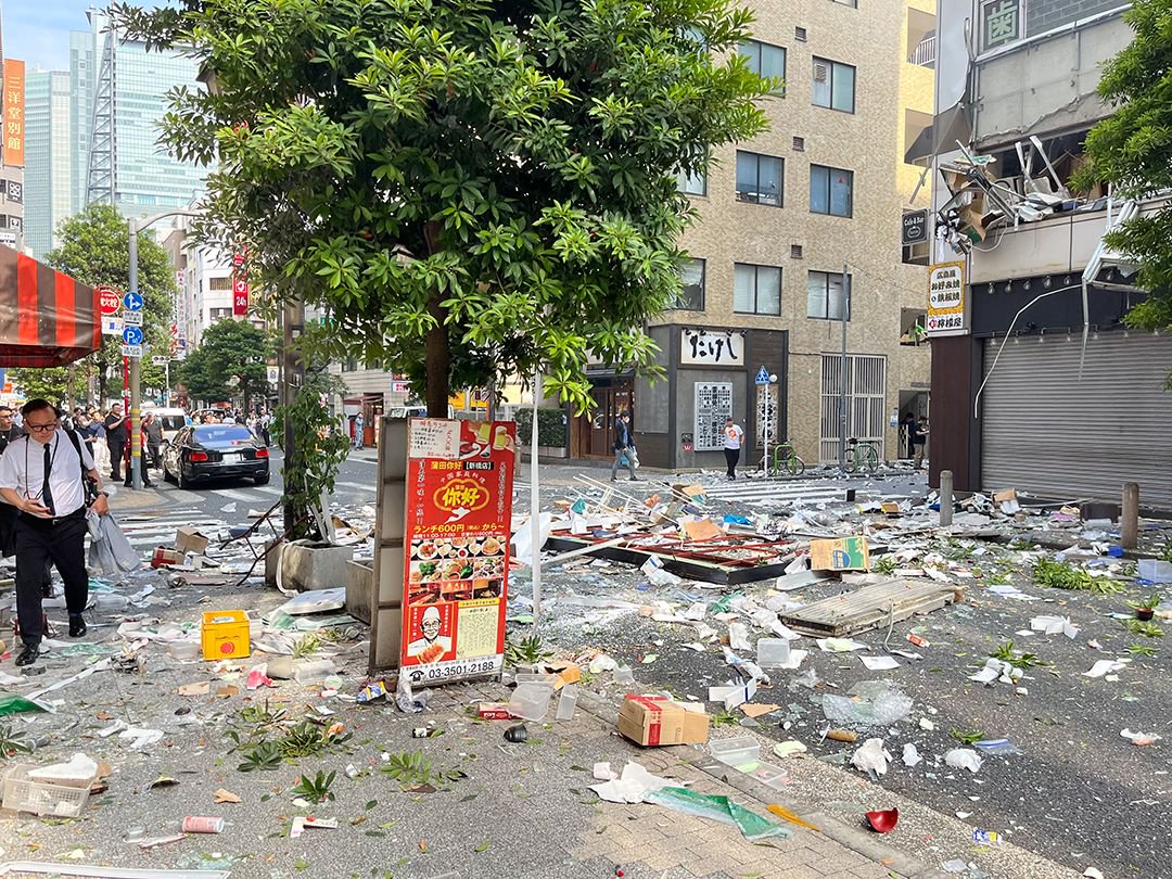 直击|东京市中心一大楼爆炸至少4人受伤,碎玻璃散落一地|爆炸_新浪