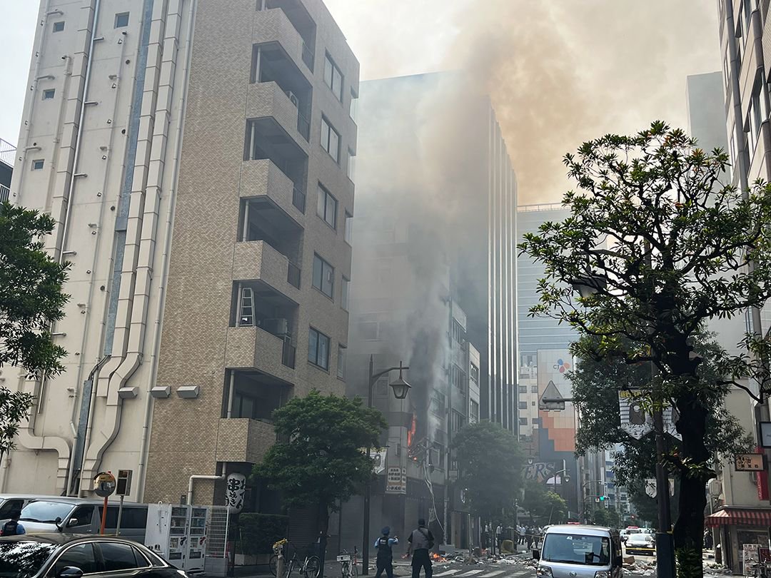 直击|东京市中心一大楼爆炸至少4人受伤,碎玻璃散落一地|爆炸_新浪