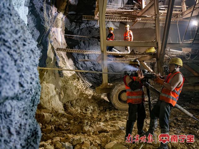 工人们进行隧道贯通前的风枪作业 通讯员 封荣权 摄