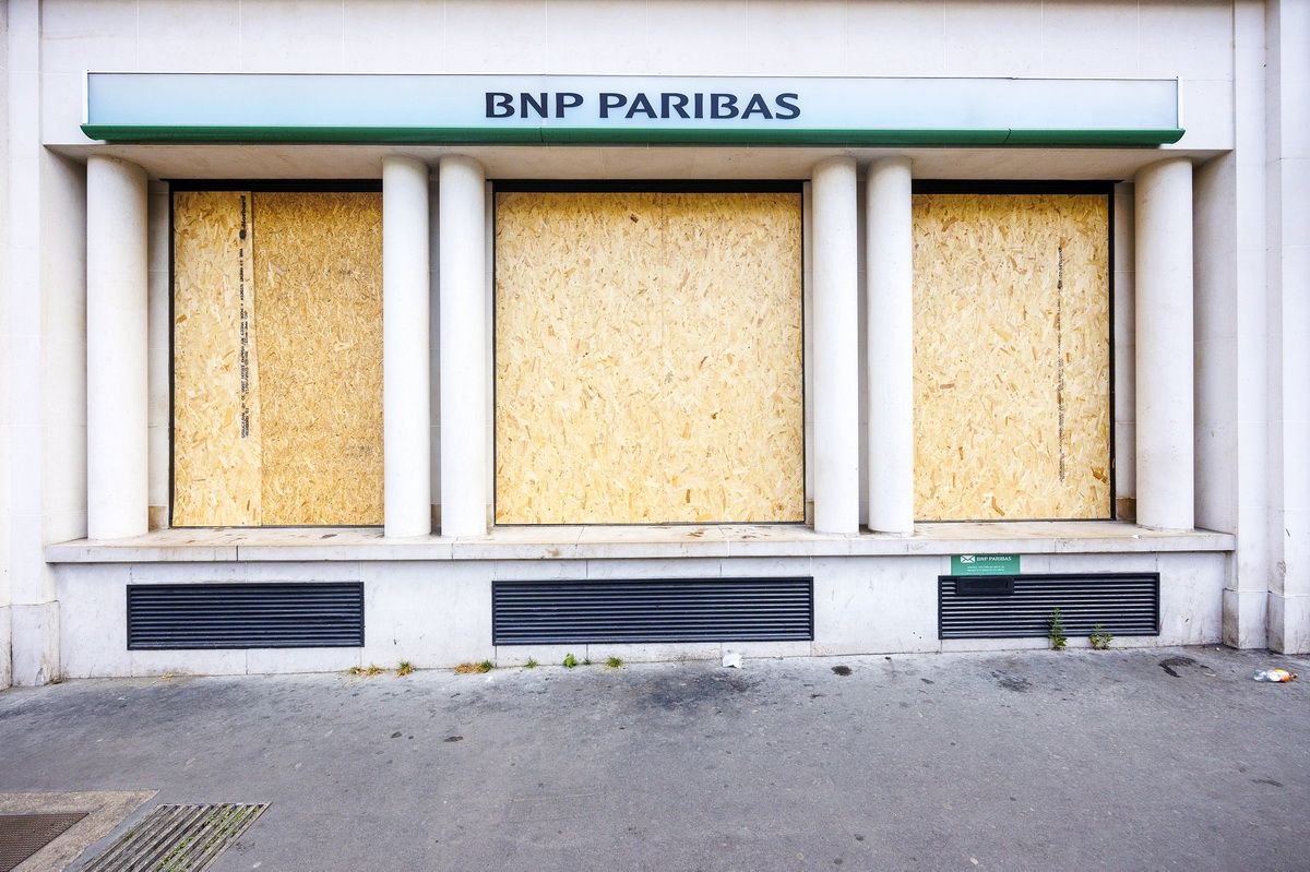 7月2日，法国巴黎，法国巴黎银行位于当地的分行安装上挡板防盗。