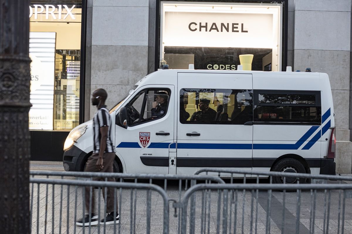 7月1日，法国巴黎，警方用车辆封锁了香榭丽舍大街上的店面。