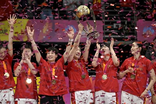 &nbsp;&nbsp;&nbsp;&nbsp;7月2日,中国女篮登上女篮亚洲杯冠军领奖台.