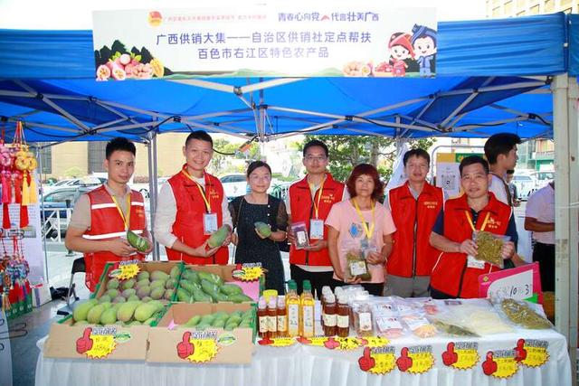 青年干部开展线下助农产品销售.顾景淞/摄