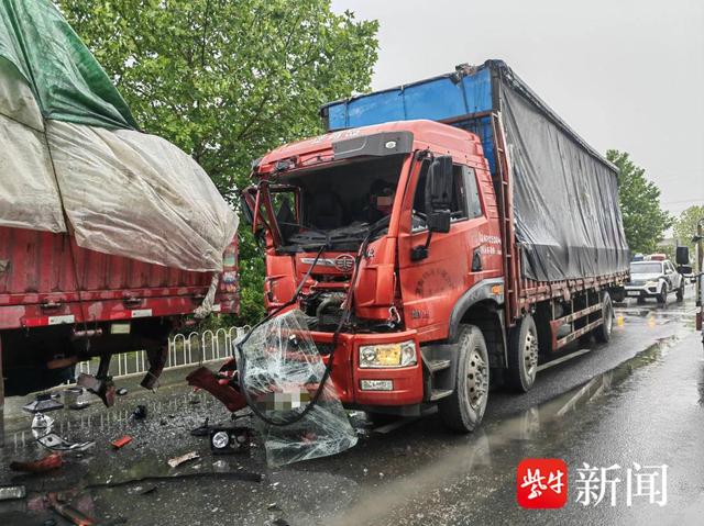 图为两辆大货车相撞的现场