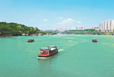 行驶在嘉陵江面的游船画舫. 夏俊林 摄