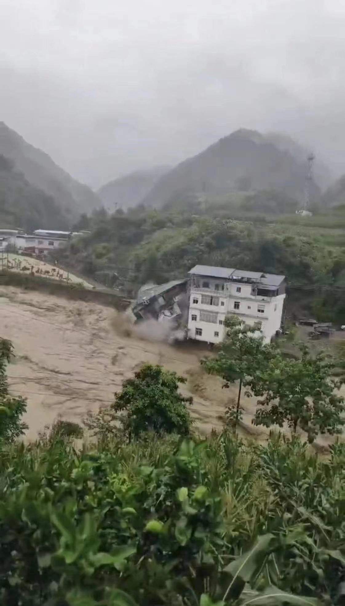 重庆巫山暴雨:抱龙河两岸百余名群众已安全转移,无人员伤亡|暴雨_新浪
