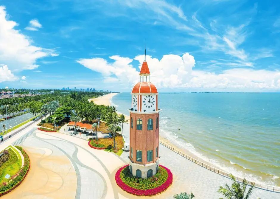海口市秀英区观海台钟楼景色秀美.记者 石中华 摄