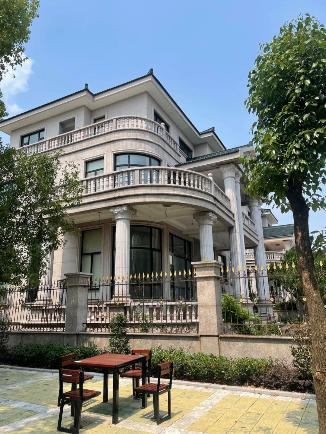 花园村内的别墅.(图/盐财经记者拍摄)