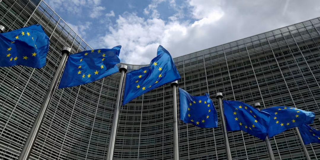 位于布鲁塞尔的欧盟旗帜.资料图&nbsp; 图自《日经亚洲》报道配图