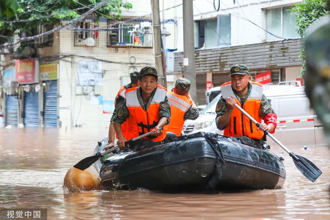 2023年7月4日,重庆,万州区五桥街道发生严重内涝,武警官兵乘坐橡皮艇