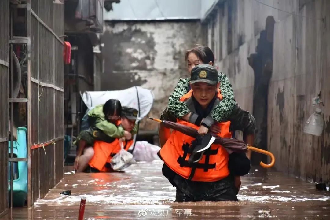 4日,重庆万州区遭遇暴雨,武警官兵火速驰援.
