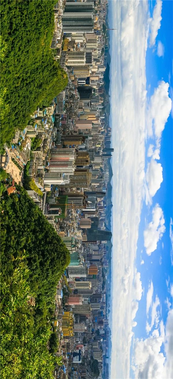 自黔灵山上俯瞰贵阳市区。摄影/李文博