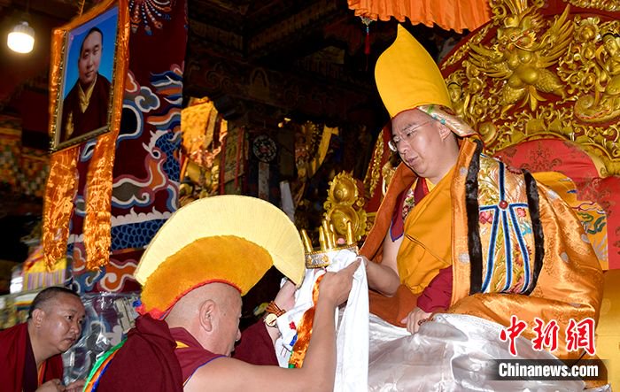 7月4日,拉萨哲蚌寺僧众代表向班禅敬献曼扎.中新社记者 李林 摄