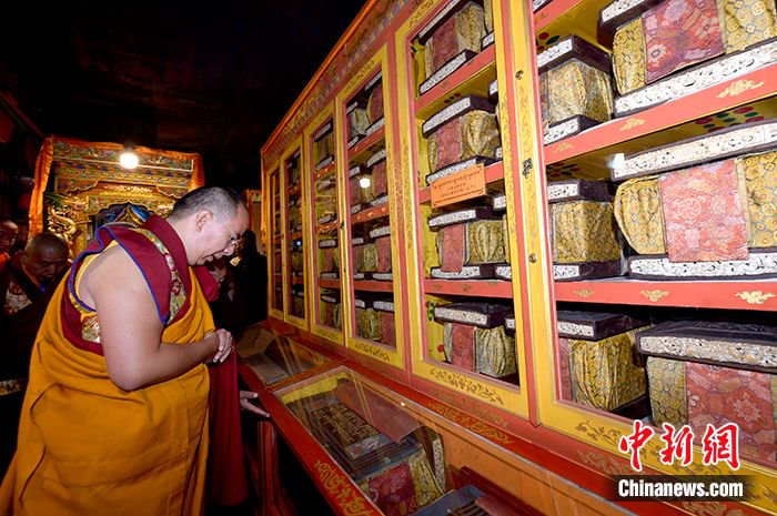 7月4日，班禅首访拉萨哲蚌寺，了解哲蚌寺所藏《甘珠尔》经保护情况。中新社记者 李林 摄