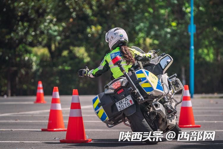 高清组图丨西安公安交警女铁骑驾驶竞赛展新姿|铁骑_新浪财经_新浪网