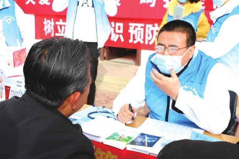 兰州市一院对口帮扶队员在为患者进行超声诊断.