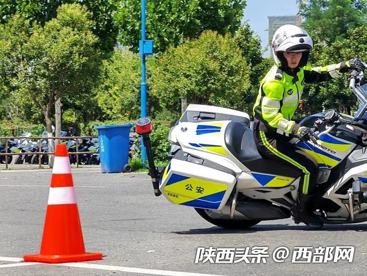 高清组图丨西安公安交警女铁骑驾驶竞赛展新姿|铁骑_新浪财经_新浪网