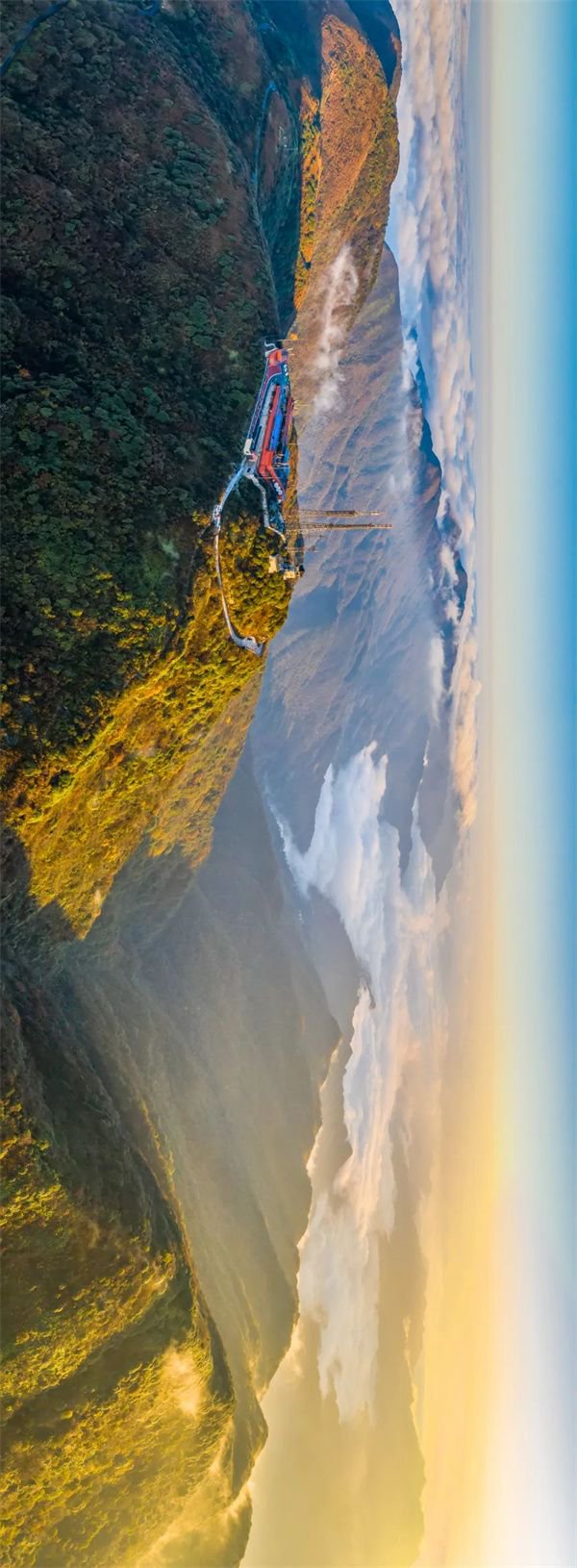 位处榕江,台江,剑河,雷山四县之间的苗岭山脉主峰雷公山,是重要的自然