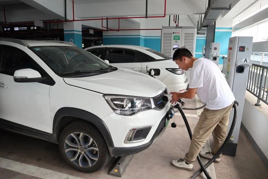 7月4日，一位车主在安徽省合肥市的一处新能源汽车充电综合体内为汽车充电。新华社记者 刘方强 摄